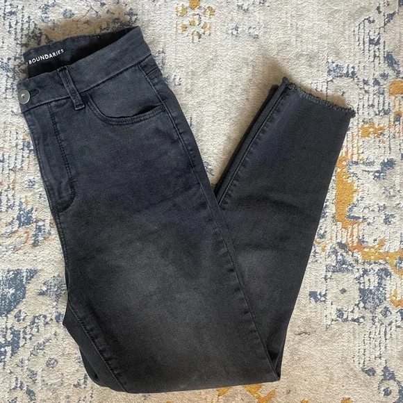 Gently used No Boundaries black skinny jeans size 9 - Picture 3 of 4